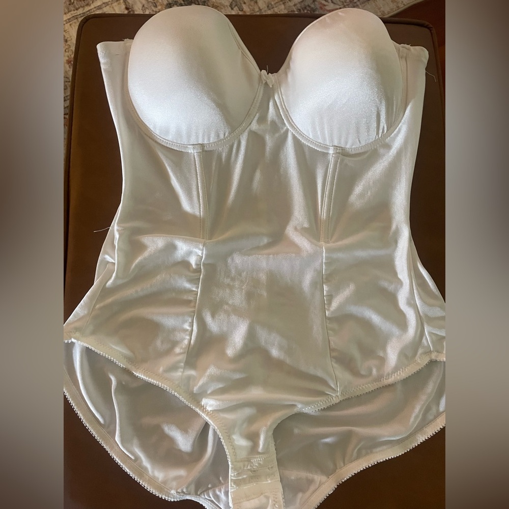 White Frederick's of Hollywood  Bustier 40C